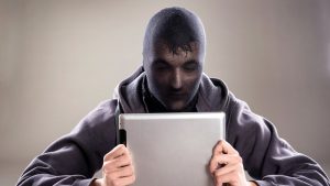 Peligros de internet y redes sociales NutHost Destacada